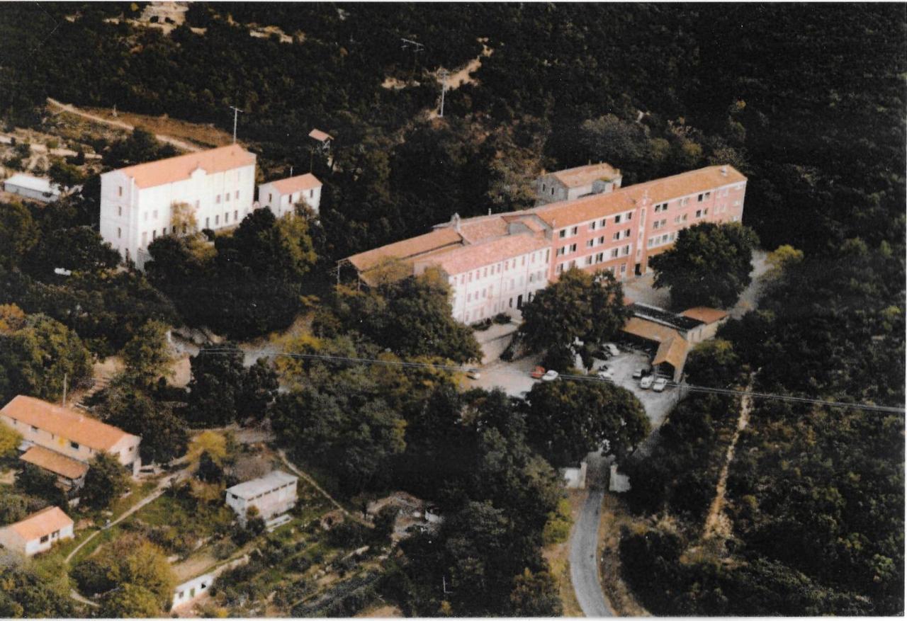 Prime Combe Hostel Fontanes  Buitenkant foto